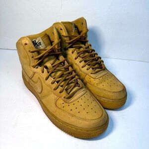 Nike Air Force 1 High Top in Tan